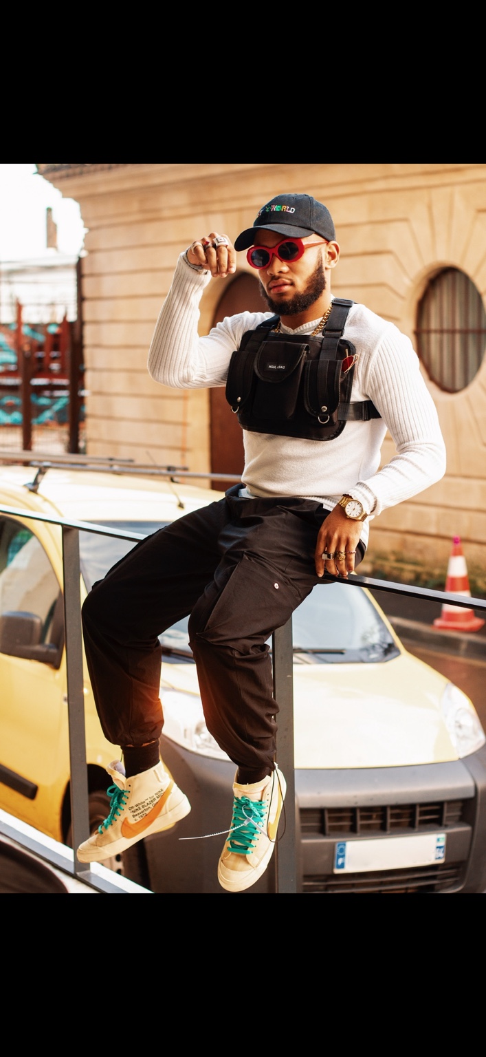 Malick, fondateur de THE ADDRESS, en tenue streetwear