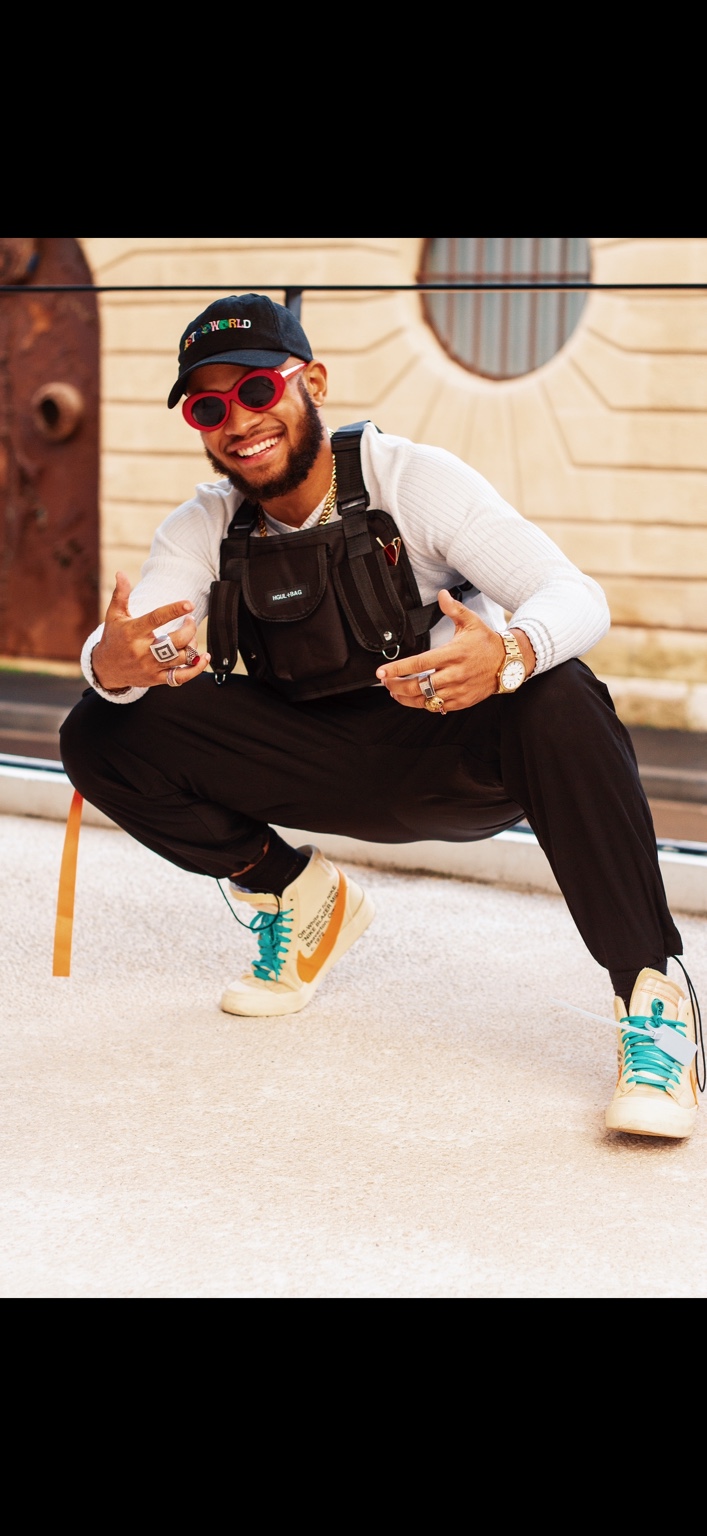 Look streetwear : casquette noire, lunettes rouges et sneakers aux lacets turquoise